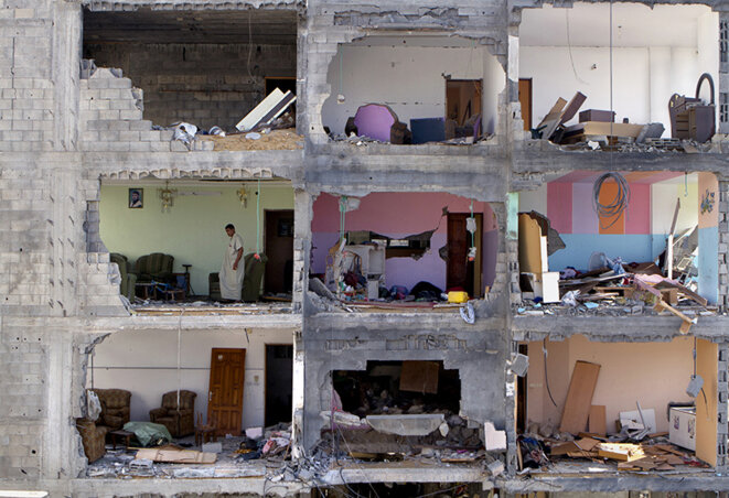 Gaza City, 15 aout 2014 – Mousa Sweidan, un palestinien de 50 ans, constate les dégâts dans la maison de son père © Heidi Levine / Sipa press Gaza City, 15 aout 2014 – Mousa Sweidan, un palestinien de 50 ans, constate les dégâts dans la maison de son père © Heidi Levine / Sipa press